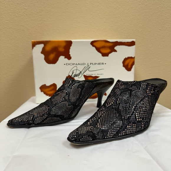 Donald J. Pliner slip on mule, kitten heel. - Picture 4 of 9